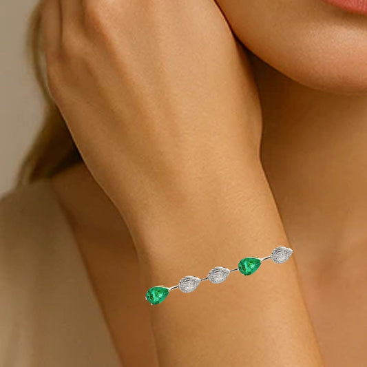 Elegant Emerald & Fancy Diamond Bracelet in 18k Gold