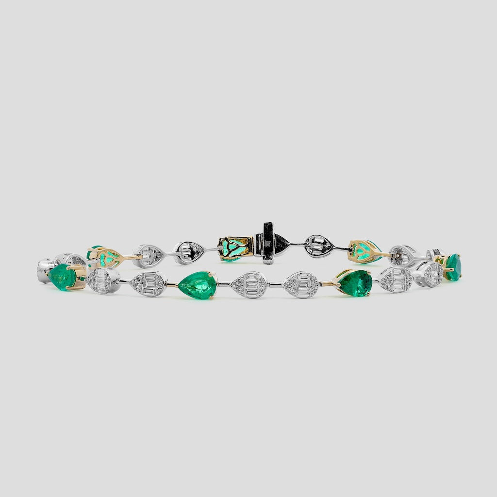 Elegant Emerald & Fancy Diamond Bracelet in 18k Gold