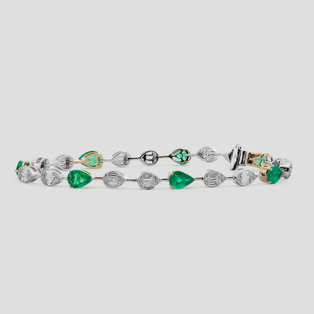 Elegant Emerald & Fancy Diamond Bracelet in 18k Gold
